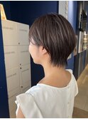アッシュグレージュカラーのショートボブ