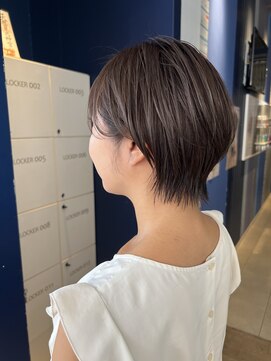 コワファースト 大分(COIFF1RST) アッシュグレージュカラーのショートボブ