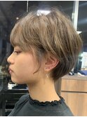 大人可愛い前下がりハンサムショート ハイライト アッシュカラー