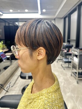 メモリーズ 表参道(Memories) 40代50代60代耳かけショート前髪なしハンサムショート白髪ぼかし