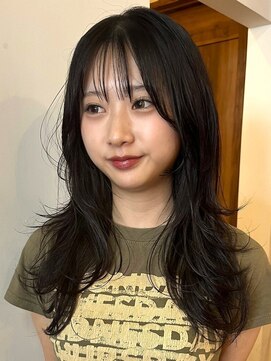 ロティー(loty) レイヤーカット 暗髪 外ハネ くびれヘア 暗めカラー 10代20代