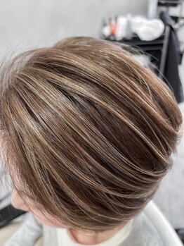 ルーム(room 202)の写真/大人の白髪を「隠す」から「活かす」へ。透明感と艶を両立するファーストグレーカバー。