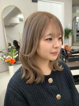 クリーム 町田(Cream) 「柔らかベージュの小顔ミディアムレイヤー」