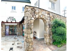 アートヘアートリップ(art hair TRIP)の雰囲気(石垣と白を基調とした外観が目印です。)