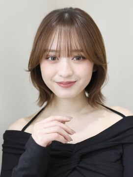 オーラ オモテサンドウ(Aura omotesando) 透明感ブラウングレージュのやわらかくびれボブ