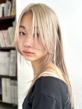 【薬剤にこだわる『vetica』ならでは】ワンブリーチで髪への負担を抑えて、明るくキレイな発色を実現。