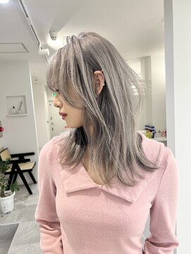 ヴィア(Via) 上品なホワイトグレー