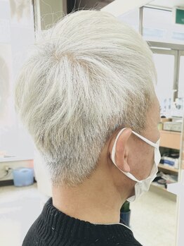 【夜も営業】遅くまで営業しているから、仕事帰りのヘアメンテナンスも気軽にできる♪落ち着いた雰囲気が◎