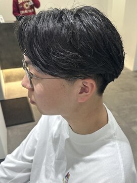 ヒュイル バイ ニアウ(Hwyl by Niau) メンズセンターパートパーマニュアンスパーマ刈り上げ