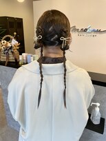 メデル(mederu)&nbsp;お呼ばれヘアアレンジ結婚式アレンジツイン編みおろしヘアセット