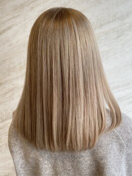 【ケアブリーチ、ケアカラー】髪へのダメージを激減することができ、髪の手触りが見違えるように改善