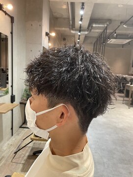 アクシー ヘアーアンドメイク(AXY HAIR&MAKE) センターパート刈り上げツーブロックツイストスパイラルパーマ