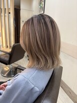 フゥカ 類家店(fuka)&nbsp;八戸レイヤーボブ　シルバーアッシュ　顔周り　２０代３０代