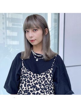 ミスエッセンス(MISS ESSENCE) シルバーグレーのオシャレミディアム/ミスエッセンス黒木