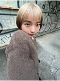 ボブ　ブロンド　ミルクティーベージュ　ブリーチデザインカラー