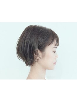 ストレートヘアならではの熱による髪の硬化を最大限に抑え、ふわっと柔らかく自然な仕上がりに導きます♪