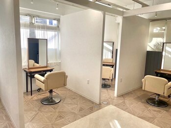 コトナ ヘアアンドリラックス 草加店(kotona Hair & relax)の写真/【草加駅徒歩4分】個室の空間で、贅沢な時間を堪能♪周りを気にせずリラックスしながら施術が受けられます