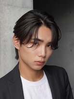 男らしさ溢れる緩めのニュアンスパーマのセンターパート