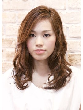 ニナ(Nina by Babylone) ゆるやかカール