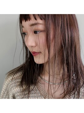 シロ(ciLo) ぱっつんオン眉の揺れるストレートヘア