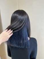 アズール 草加(azule) インナーカラーイヤリングカラー　ネイビー　ツヤ髪スタイル