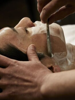 バーバーショップ ハマグチ(BARBER SHOP HAMAGUCHI)の写真/バーバーの最大の魅力◎自分では難しい眉やひげのお手入れもプロにお任せください！<理容室>［吹田］