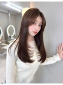 低めレイヤーカット×チョコレートブラウンで魅せるやわらかさ