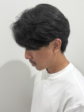 ヒュイル バイ ニアウ(Hwyl by Niau) メンズセンターパートパーマニュアンスパーマ刈り上げ