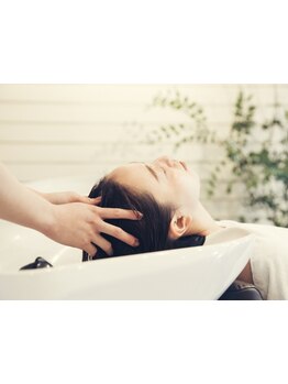 《Oggiotto》を使用したヘッドスパ◎日々の疲れを癒しながら、日常を忘れた髪も心も癒される至福のひと時を