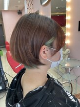 【襟足のこだわり】首筋を細く長く見せるタイトな襟足。コートやマフラーも映える