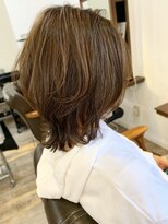 良い感じに白髪をぼかすハイライトブリーチなしくびれミディ