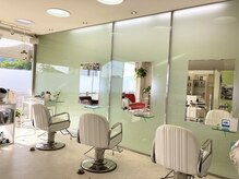 ヘア ド シェーヌ(hair de che-ne)の雰囲気（店内は明るく開放感があります。）