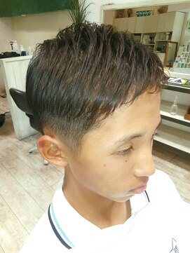 伸ばしかけのツーブロック