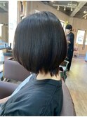 うねり解消のナチュラルストレート/後ろ下がりミディアムボブ