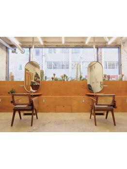 2席のみの落ち着いたサロン空間。広々とした店内で、あなただけの贅沢な時間をお過ごし下さい。