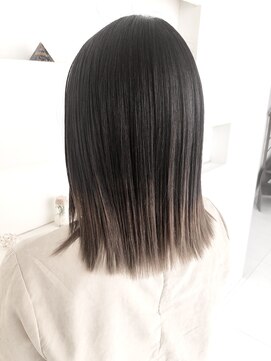 スリーヘアーデザインズ(Three Hair Designs) グレーのグラデーション