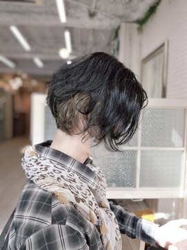 30代40代50代60代くせ毛を生かしたショートボブ　インナーカラー