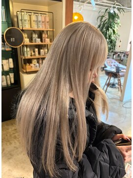 ビハインドザカーテン(BEHIND THE CURTAIN) ホワイトブロンド×ハイトーンカラー×ケアブリーチ×ロング