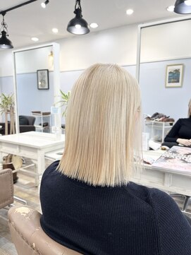 リゴレット 春日部東口店(RIGOLETTO) ホワイトミルクティー×ぷつっとボブ