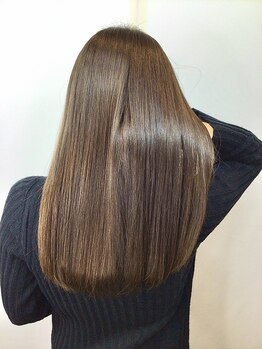 ダメージを抑えて理想の質感へ。縮毛矯正が得意なスタイリストが髪に優しい薬剤で美しいストレートを叶える