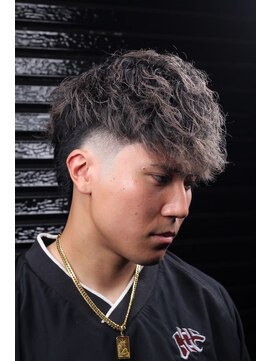 バーバーショップ ネオ セカンド(BARBERSHOP NEO2nd) スペインカール｜メンズパーマ×フェード ［宇都宮/バーバー］