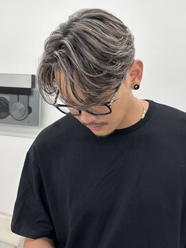 カット　ホワイトメッシュ　ハイライト　センターパート