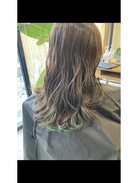 レイリー(LAiLy) 個性的　透明感インナーカラー　グリーン　セミロング波巻き