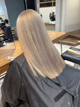 エイトデイズ 三宮駅前店(EIGHT days) ホワイトベージュ