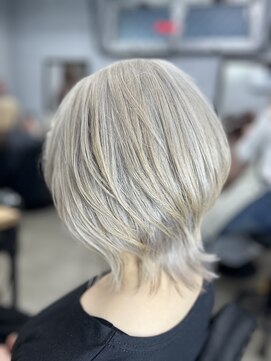 ワン(ONE) white beige×ショートウルフ