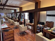 『 洗練された空間 』―ウッド調とオフホワイトのシンプルな店内―広い駐車スペース