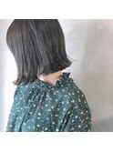 赤み打ち消して暗髪透けるグレー×切りっぱなしボブ