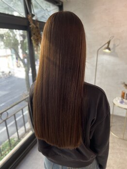 柔らかい質感調整と丁寧なカウンセリングでお客様に合わせた薬剤選定をし、広がりやうねりのお悩み解消!