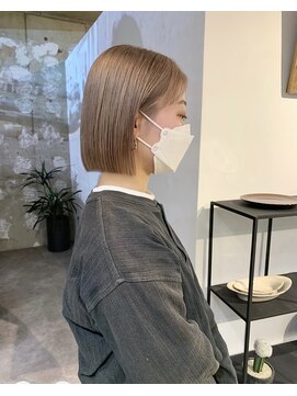 ノーム(norm) 耳かけストレートボブ/シアーベージュ/透明感カラー