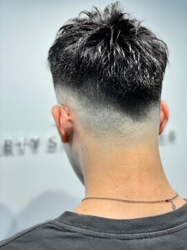 リバティシェアバーバー 銀座2nd(LIBERTY SHARE BARBER) スキンフェードコテパーマ濡れパンマッシュパーマ[銀座<理容室>]